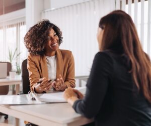 Quando parliamo con un nuovo cliente, una delle frasi che sentiamo più spesso è: “Abbiamo già investito online, ma non abbiamo visto risultati”. Il problema, quasi sempre, non è semplicemente quanto si spende. È come si spende. Campagne senza una strategia chiara, pubblici troppo generici, siti che non convertono e contenuti poco convincenti possono consumare budget senza portare clienti reali. Nel 2026 trovare clienti online richiede un approccio più attento. Bisogna capire dove si trova il pubblico, quali canali hanno davvero senso per l’attività e quali azioni generano contatti, prenotazioni o vendite. In questo articolo condividiamo il metodo che utilizziamo con i nostri clienti per evitare sprechi, scegliere meglio dove investire e costruire una strategia digitale sostenibile anche con budget contenuti.