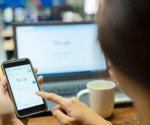 Nel panorama digitale odierno, la scelta della giusta piattaforma pubblicitaria può fare la differenza nel successo delle tue campagne marketing. Google Ads e Meta Ads, precedentemente noti come Facebook Ads, sono due dei principali strumenti per la pubblicità online, ma come scegliere quello giusto per il tuo business? In questo articolo esploreremo le differenze chiave tra queste piattaforme e ti guideremo nella scelta più efficace per le tue esigenze.